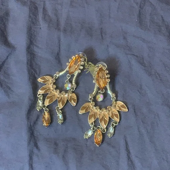 Art Deco Chandelier earrings in nude and tan and gold - Picture 7 of 7